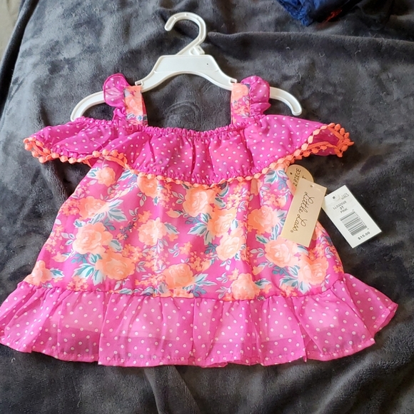 Pink polka dot flower top with white pants set - Picture 2 of 5